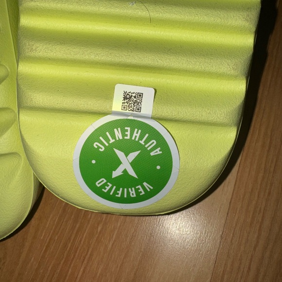 YEEZY Adidas Foam Slide Sandals in Neon Yellow Glow Green 2022 - Picture 3 of 6